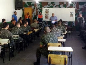 Secretrio de Defesa Civil, coronel Anibal Ligeiro Ornelas, fala sobre proteo e defesa civil aos atiradores do Tiro de Guerra - Foto: AsCom PMT